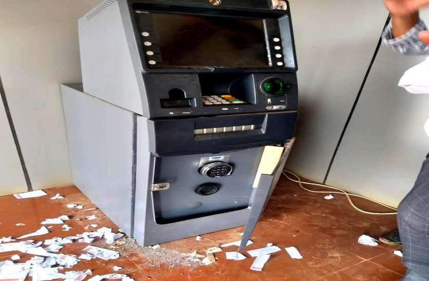 बेमेतरा: पंजाब नेशनल बैंक के ATM में शटर काटकर घुसे चोर, पैसे नहीं चुरा पाए पर सीसीटीवी में हो गए कैद बेमेतरा: पंजाब नेशनल बैंक के ATM में शटर काटकर घुसे चोर, पैसे नहीं चुरा पाए पर सीसीटीवी में हो गए कैद