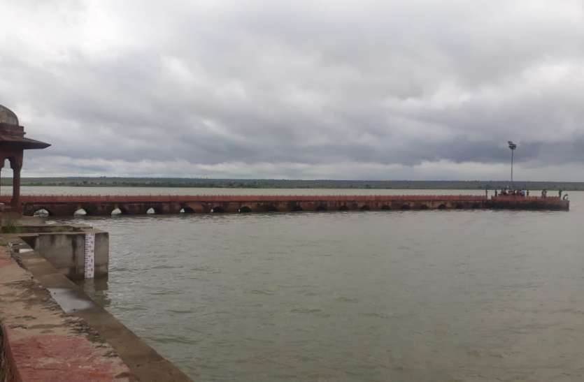 Waiting for heavy rains to make the dams become full बांधों को लबालब होने के लिए जोरदार बारिश का इंतजार