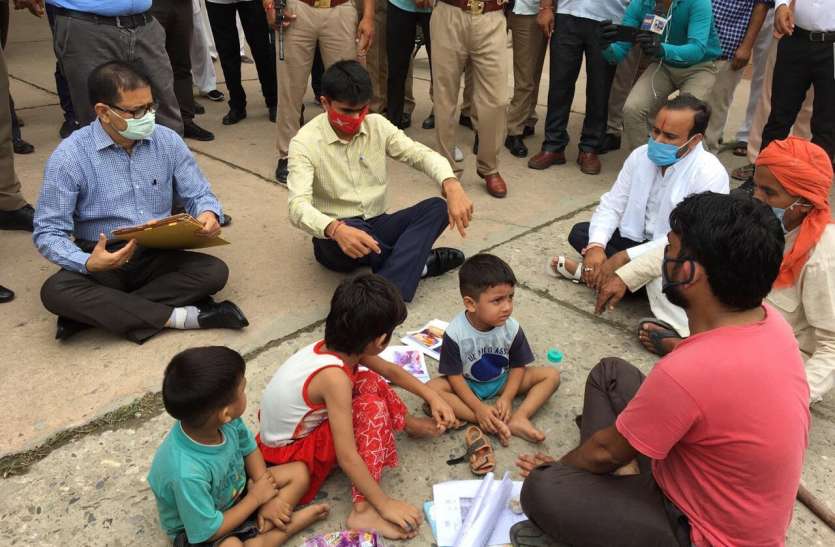 photo6206079906106944109.jpg गजब: फरियादी की फरियाद सुनने के लिए जमीन पर बैठे डीएम, जानिए पूरा मामला