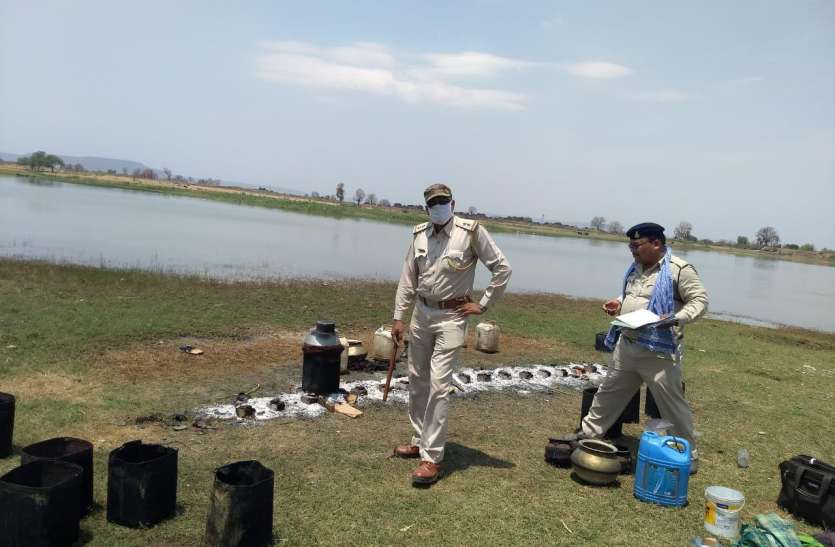 photo_2020-04-24_21-43-08.jpg भट्टियों में उबल रही थी शराब, आबकारी विभाग ने दी दबिश