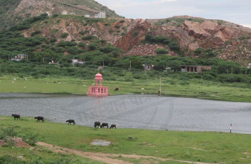 अतिक्रमण व अवैध खनन ने रोकी चतुर्भुज तालाब में पानी की आवक अतिक्रमण व अवैध खनन ने रोकी चतुर्भुज तालाब में पानी की आवक