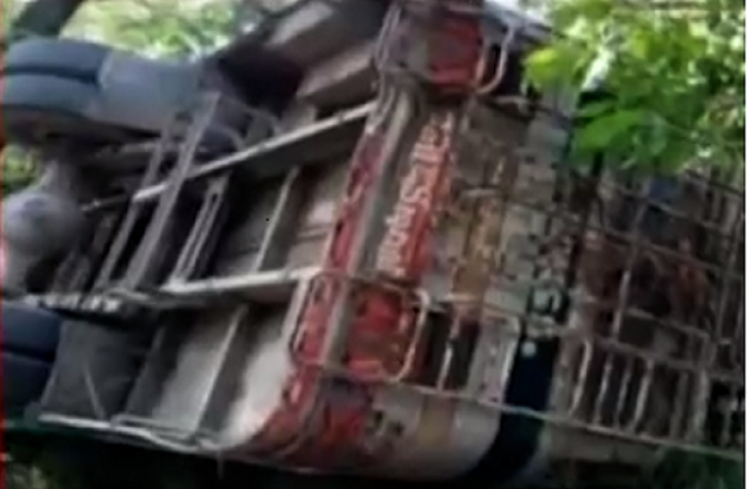 जम्मू-कश्मीर में बड़ा बस हादसा, 50 यात्री घायल, कईं गंभीर जम्मू-कश्मीर में बड़ा बस हादसा, 50 यात्री घायल, कईं गंभीर