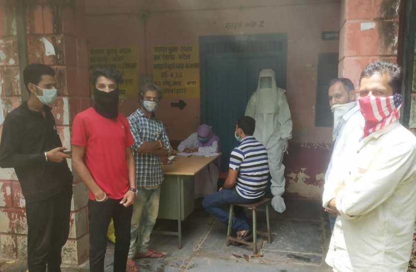 screening_1.jpg व्यापारियों ने करवाई कोरोना की जांच, 35 लोगोंं के सैम्पल लेकर टेस्ट के लिए भेजे