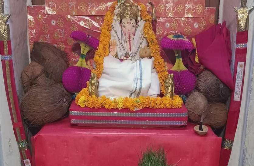 कोरोना वायरस संक्रमण के बीच घर-घर गणेश पूजन कोरोना से मुक्ति के लिए प्रथमेश श्री गणेश का घर-घर पूजन
