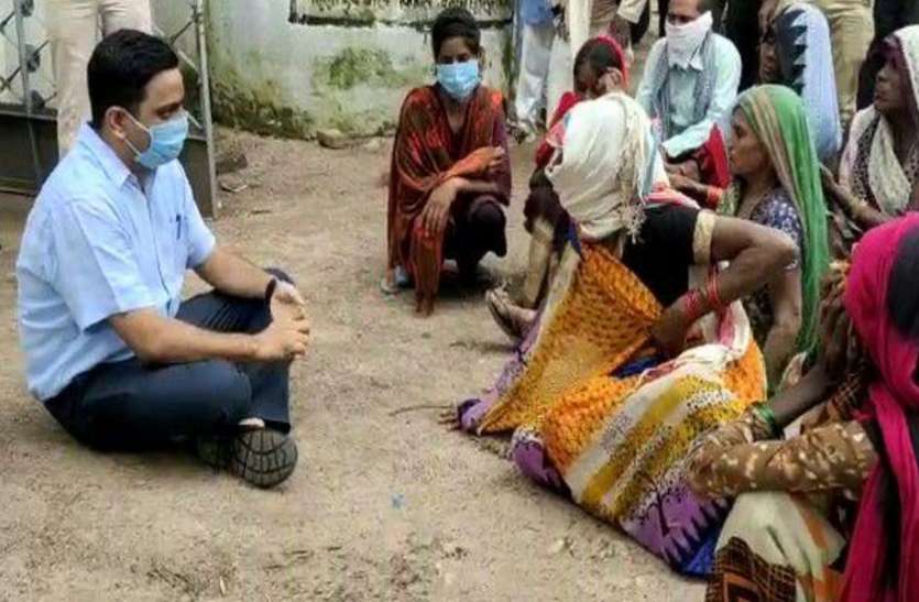 न्याय मांगने पहुंची महिलाएं तो जमीन पर बैठकर समस्या सुनने लगे एमपी, शिकायत मिलते ही टीआई को हटाया न्याय मांगने पहुंची महिलाएं तो जमीन पर बैठकर समस्या सुनने लगे एमपी, शिकायत मिलते ही टीआई को हटाया