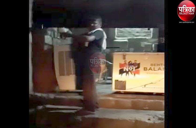 यहां रात के अंधेरे में भी धड़ल्ले से बिक रही शराब यहां रात के अंधेरे में भी धड़ल्ले से बिक रही शराब