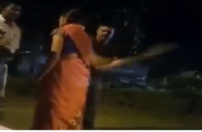 Woman beaten in police station (Symbolic photo) MP पुलिस का खौफनाक चेहराः मुकदमा दर्ज कराने की गई दलित महिला को थाने में पीटा