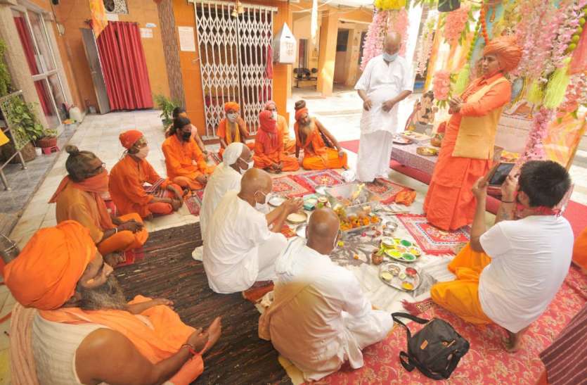गुनहगारों को जल्द जल्द पकडे। कबीर मठ के महंत धीरेंद्र दास के जल्द स्वस्थ के लिए हुआ हवन