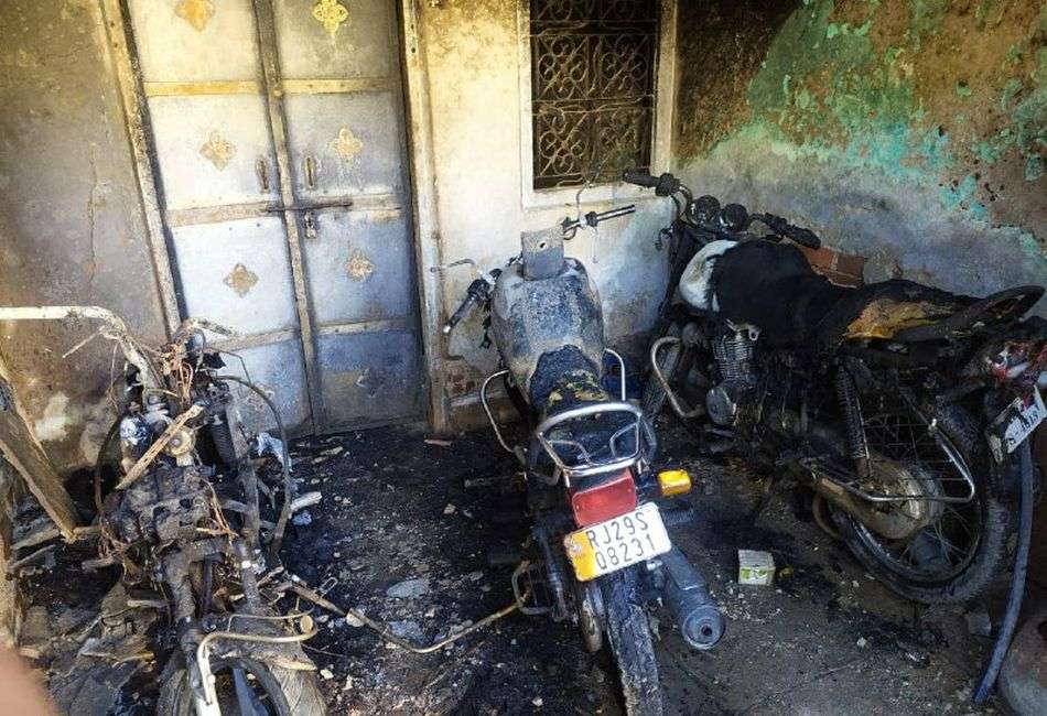 रंजिश के चलते तीन दुपहिया वाहनों को आग लगाई