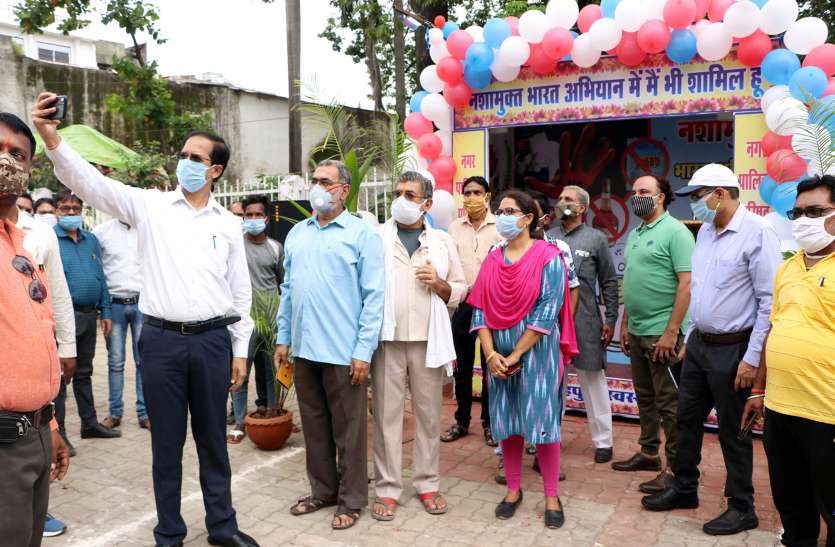 02-_collector_narsinghpur.jpg कलेक्टर ने सेल्फी लेकर किया नशा मुक्त भारत सेल्फी प्वाइंट का शुभारंभ