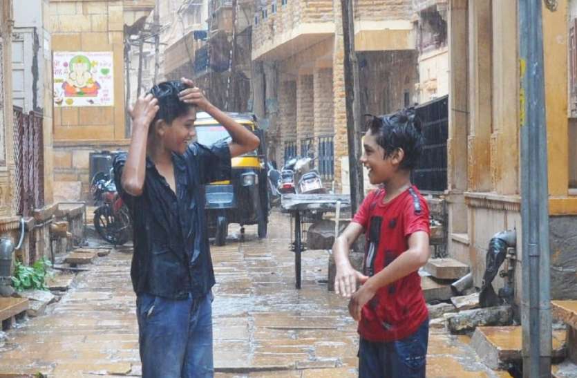घड़ी-घड़ी लगी बारिश की झड़ी, पानी-पानी हुआ जैसाण घड़ी-घड़ी लगी बारिश की झड़ी, पानी-पानी हुआ जैसाण
