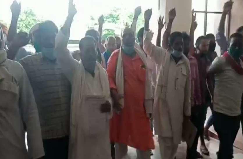 ऑटो चालकों ने उठाया सड़क नहीं तो रोड टैक्स नहीं का मुद्दा, पुलिस पर भी गंभीर आरोप ऑटो चालकों ने उठाया सड़क नहीं तो रोड टैक्स नहीं का मुद्दा, पुलिस पर भी गंभीर आरोप