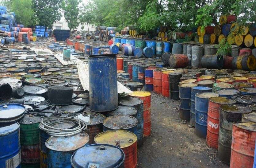नकली ऑयल व ग्रीस के कारखाने पर छापा, भरे मिले कई ड्रम नकली ऑयल व ग्रीस के कारखाने पर छापा, भरे मिले कई ड्रम