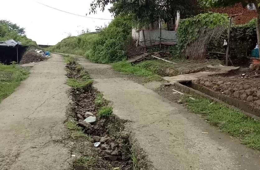 Difficult road running, damping in homes, officials are not improving बदहाल सड़क पर चलना मुश्किल, घरों में सीलन, अधिकारी नहीं ले रहे सुध