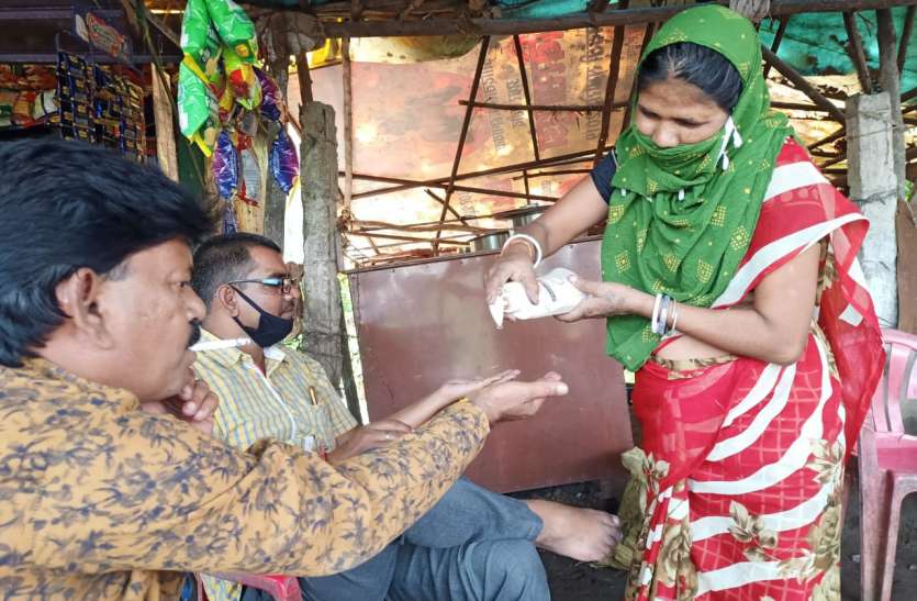 Awareness: first get sanitized, then granny tea जागरूकता: पहले सैनिटाइज हो, फिर मिलेगी नानी की चाय