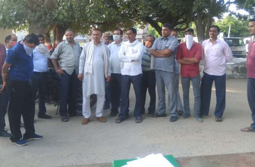 आरडी और एफडी के नाम जमा कराया रुपए, अब बोले.... आरडी और एफडी के नाम जमा कराया रुपए, अब बोले....