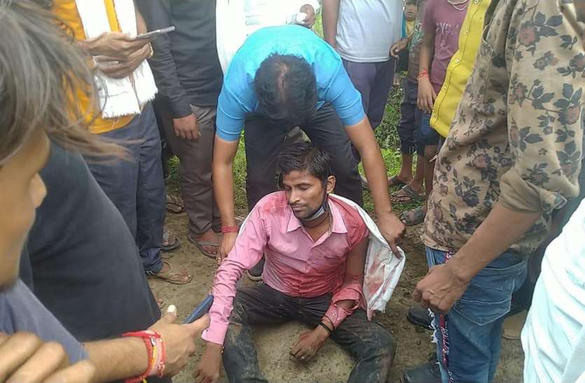 मुनीम को चाकू मारकर 15 हजार रुपए लूटे, ग्रामीणों ने बचाई जान मुनीम को चाकू मारकर 15 हजार रुपए लूटे, ग्रामीणों ने बचाई जान