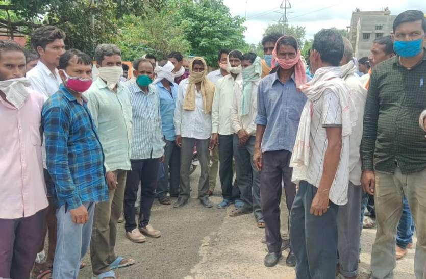 Farmers are traveling for fertilizer खाद के लिए किसान लगा रहे चक्कर