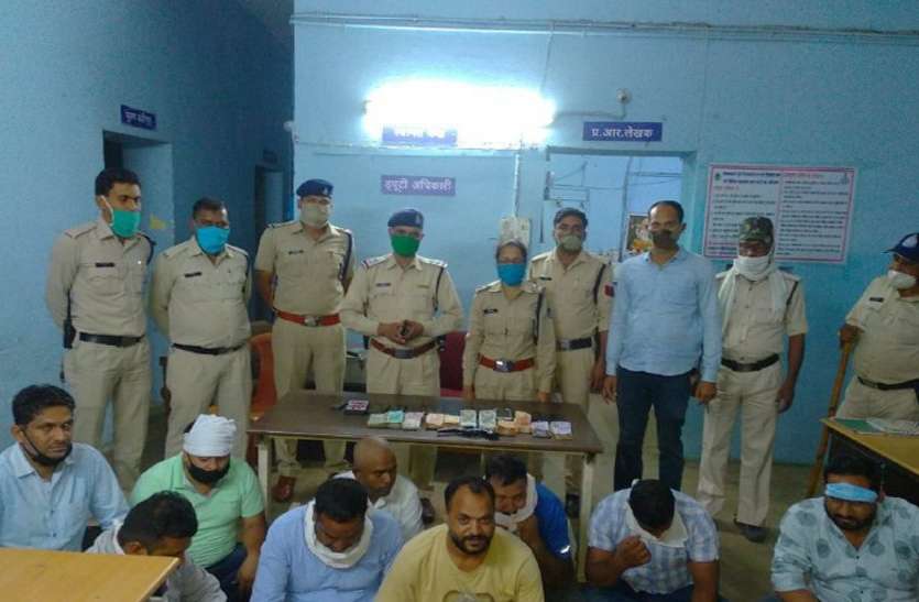 Crime: घर में नौ लोग खेल रहे थे जुआ, ढाई लाख रुपए व एक रिल्वावर जब्त Crime: घर में नौ लोग खेल रहे थे जुआ, ढाई लाख रुपए व एक रिल्वावर जब्त