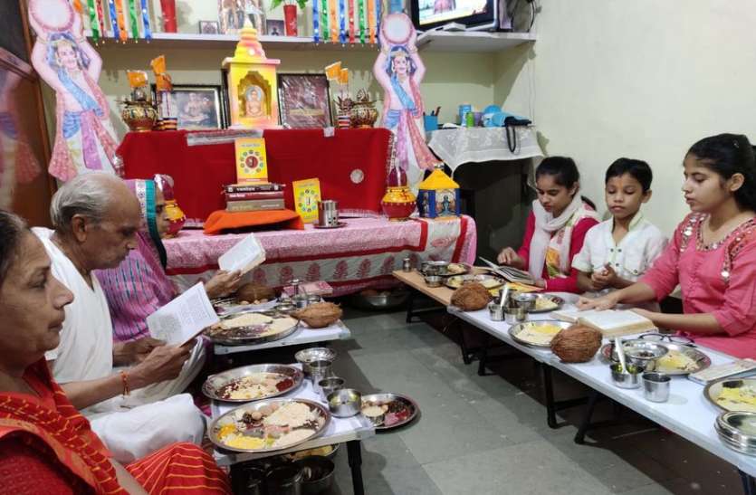 दिगम्बर जैन समाज की ओर से दशलक्षण पर्व पर घर-घर की जा रही पूचा-अर्चना दशलक्षण पर्व के तहत उत्तम शौच धर्म दिवस मनाया