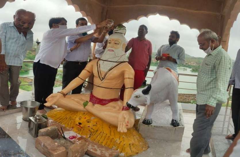 महर्षि दधीचि जयंती पर दुग्धाभिषेक महर्षि दधीचि जयंती पर दुग्धाभिषेक