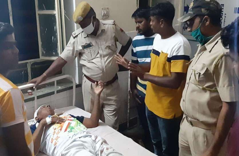 बाइक सवार अज्ञात हमलावरों ने किया पार्षद पति पर जानलेवा हमला बाइक सवार अज्ञात हमलावरों ने किया पार्षद पति पर जानलेवा हमला