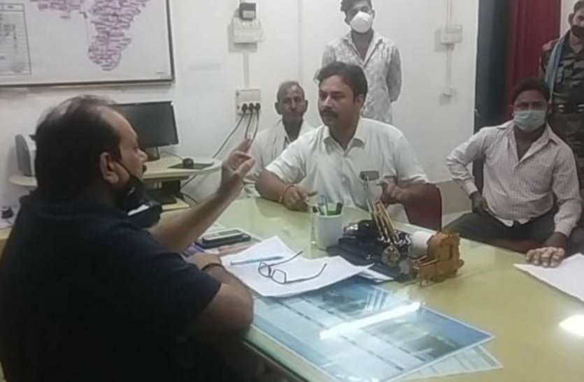बिल चुकता कराने के बाद ग्रामीणों से बोले एई मंत्री के भाई देवेंद्र से कहलवा दो रखवा देंगे ट्रांसफार्मर बिल चुकता कराने के बाद ग्रामीणों से बोले एई मंत्री के भाई देवेंद्र से कहलवा दो रखवा देंगे ट्रांसफार्मर