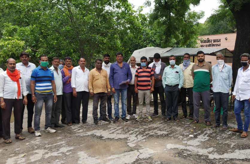 bijli_bill_virodh.jpg सरकार ने बिजली के बिलों में बढ़ोतरी करके जनता को किया दोहरी मार झेलने पर मजबूर