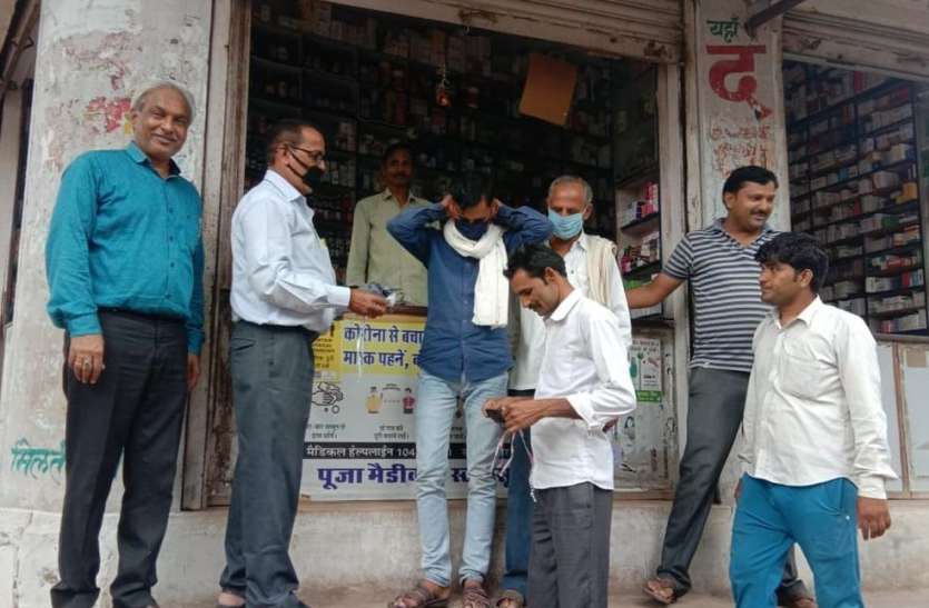 बाजार में समाजसेवियों ने वितरित किए मास्क बाजार में समाजसेवियों ने वितरित किए मास्क