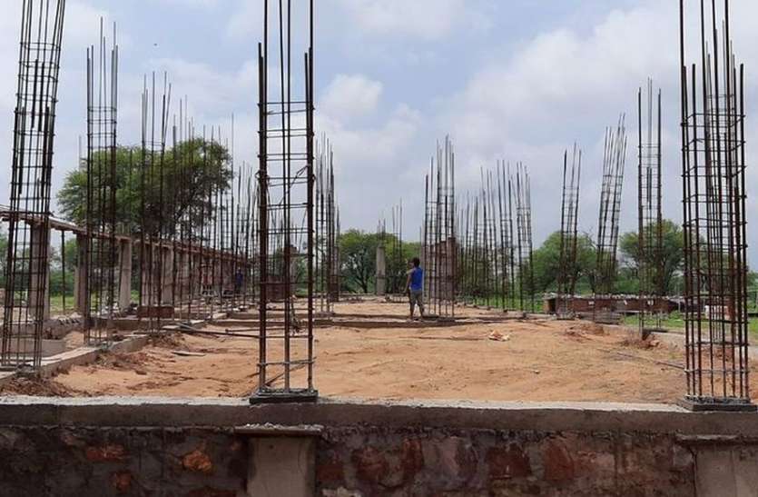 महाविद्यालय में कार्य की मंथर चाल, 8 माह में हुआ 30 प्रतिशत निर्माण महाविद्यालय में कार्य की मंथर चाल, 8 माह में हुआ 30 प्रतिशत निर्माण