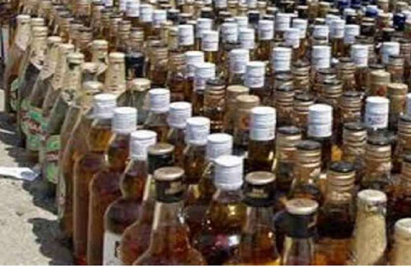 अवैध शराब (प्रतीकात्मक फोटो) अवैध शराब की बिक्री के खिलाफ अभियान, 69 हजार रुपये मूल्य की 292 लीटर शराब जब्त