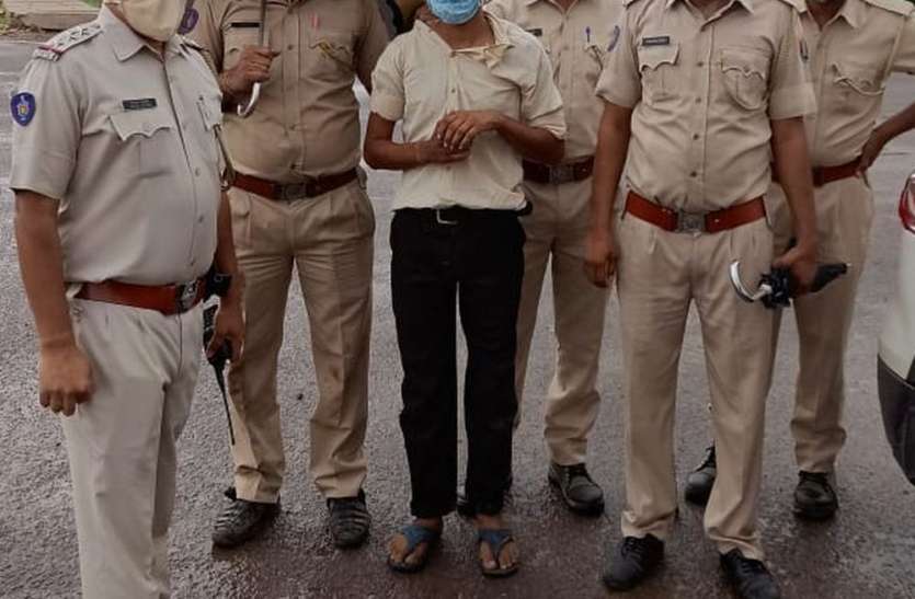 शौच के बहाने कांस्टेबल को धक्का देकर आरोपी थाने से भागा शौच के बहाने कांस्टेबल को धक्का देकर आरोपी थाने से भागा
