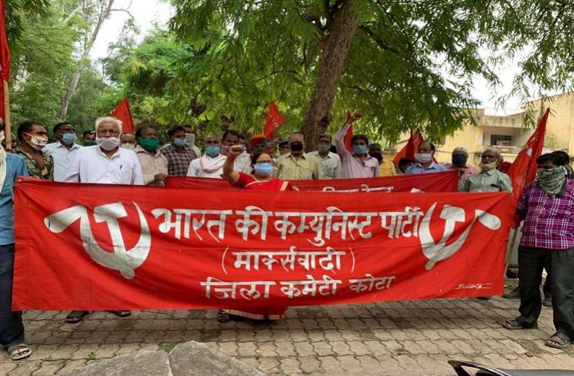 माकपा कार्यकर्ताओं ने प्रदर्शन कर दी गिरफ्तारियां माकपा कार्यकर्ताओं ने प्रदर्शन कर दी गिरफ्तारियां