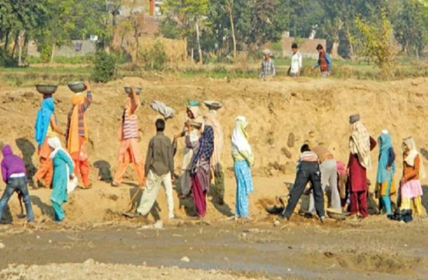 मनरेगा मजदूर (प्रतीकात्मक फोटो) मनरेगा में भ्रष्टाचार चरम पर, रिश्तेदारों के नाम पर हड़पी जा रही मजदूरी