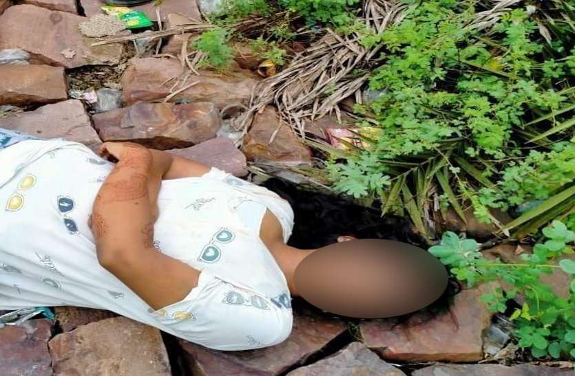 दुर्ग: महमरा एनीकट पर ब्वायफ्रेंड के साथ गई युवती की मिली संदिग्ध लाश, स्कूटी लेकर भाग गया युवक दुर्ग: महमरा एनीकट पर ब्वायफ्रेंड के साथ गई युवती की मिली संदिग्ध लाश, स्कूटी लेकर भाग गया युवक