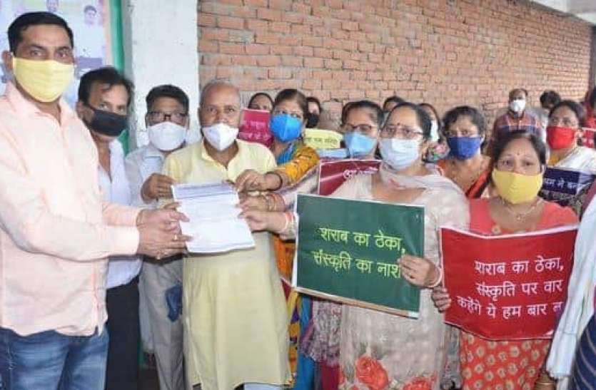 photo6210935937865722378.jpg भाजपा विधायक के आवास पर कीर्तन करने पहुंची महिला, बोलीं- शराब का ठेका करा दे बंद