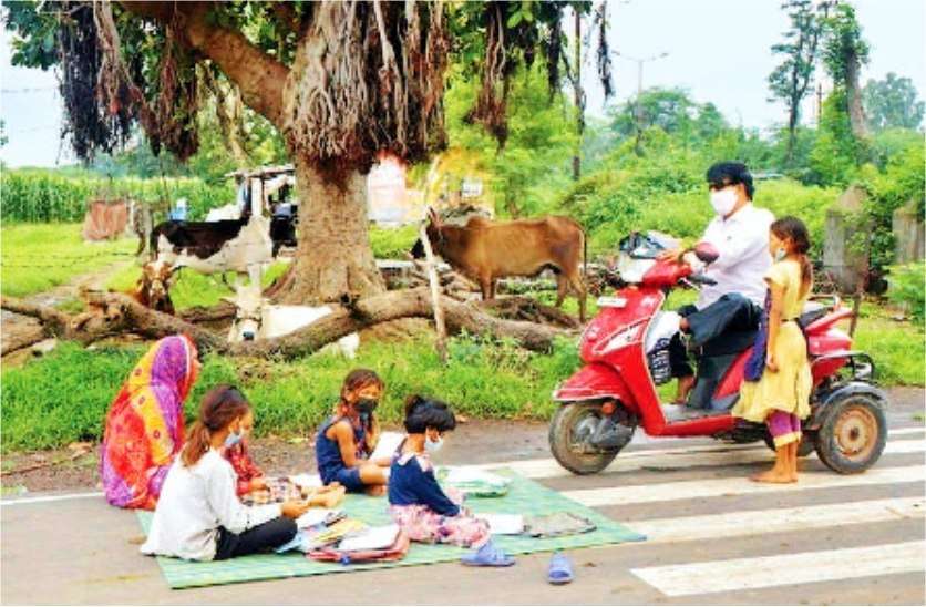 पढ़ाई से दूर न हो बचपन : इसलिए कभी मंदिर तो कभी खेत और कभी सड़क पर ही कक्षा लगा देते हैं ये शिक्षक