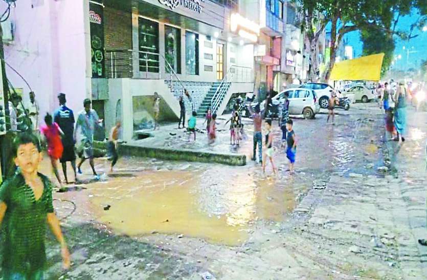 मुख्य पेयजल लाइन क्षतिग्रस्त, लाखों लीटर पानी बर्बाद मुख्य पेयजल लाइन क्षतिग्रस्त, लाखों लीटर पानी बर्बाद