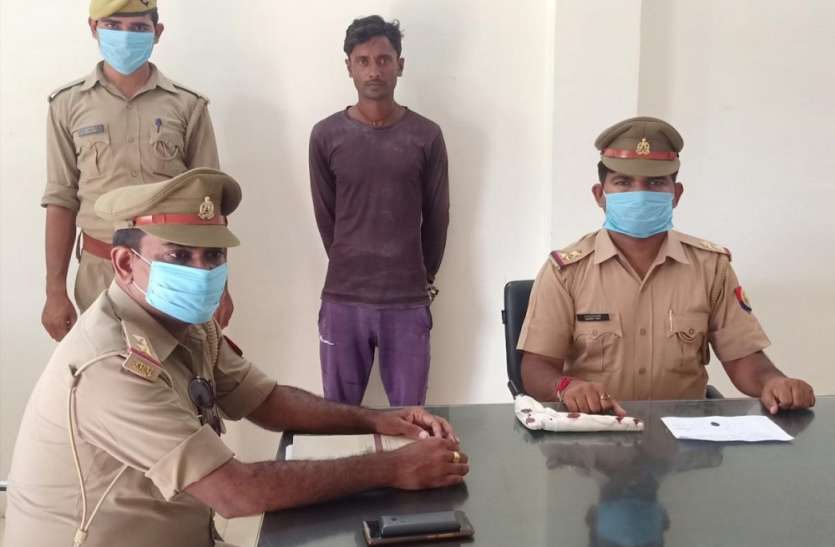 पुलिस की सक्रियता के चलते गिरफ्त में आए दो युवक, एक के पास तमंचा एवं दूसरे के पास शराब बरामद पुलिस की सक्रियता के चलते गिरफ्त में आए दो युवक, जिनके पास से निकले ऐसे सामान