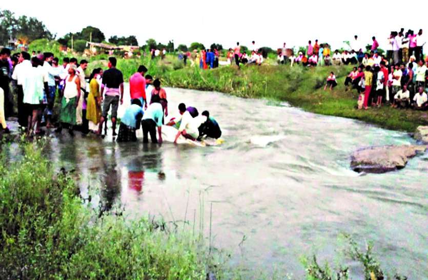 मछली पकडऩे गए बच्चे का पैर उफनते नाले के चट्टान में फंसा, 10 घंटे बाद NDRF ने बहाव रोककर बचाई मासूम की जान मछली पकडऩे गए बच्चे का पैर उफनते नाले के चट्टान में फंसा, 10 घंटे बाद NDRF ने बहाव रोककर बचाई मासूम की जान