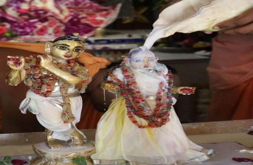कृष्ण मंदिरों में राधाष्टमी पर हुए दुग्धाभिषेक कृष्ण मंदिरों में राधाष्टमी पर हुए दुग्धाभिषेक