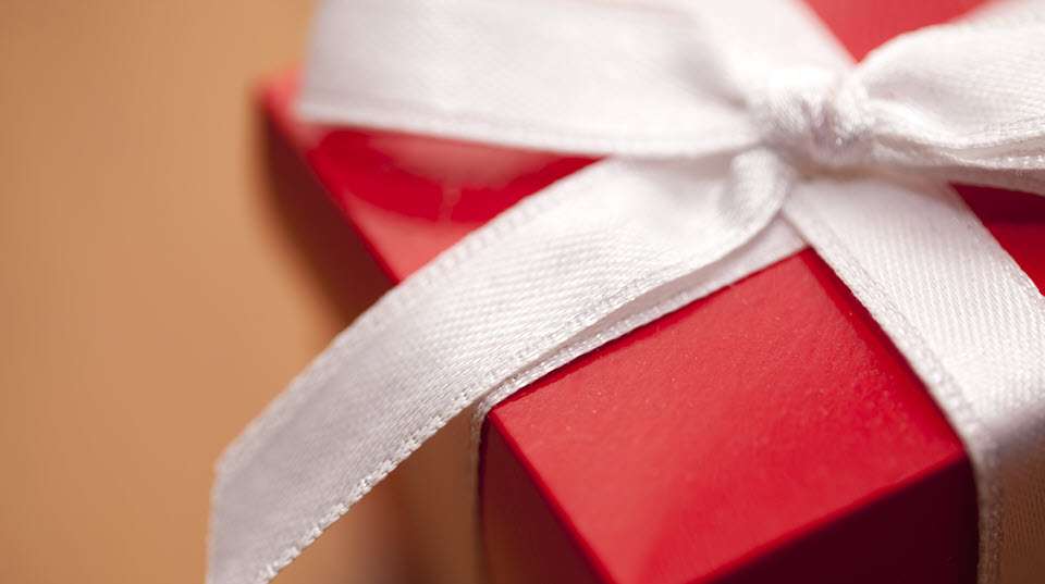 red-gift-box_960x537.jpg