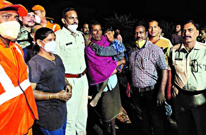 मछली पकडऩे गए बच्चे का पैर उफनते नाले के चट्टान में फंसा, 10 घंटे बाद NDRF ने बहाव रोककर बचाई मासूम की जान