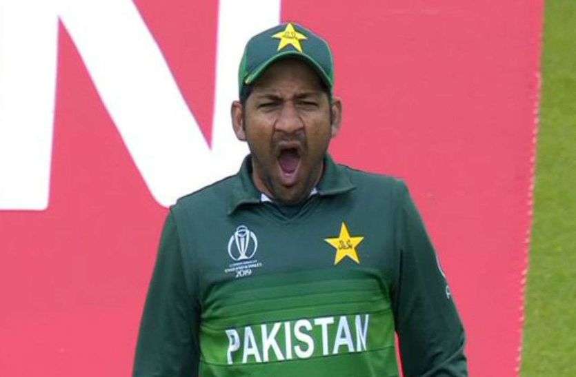sarfaraz_ahmed_got_trolled_on_social_media.jpg टीम से बाहर हो गए, फिर भी नहीं बदले Sarfraz Ahamed, सोशल मीडिया पर हो रहे हैं ट्रोल