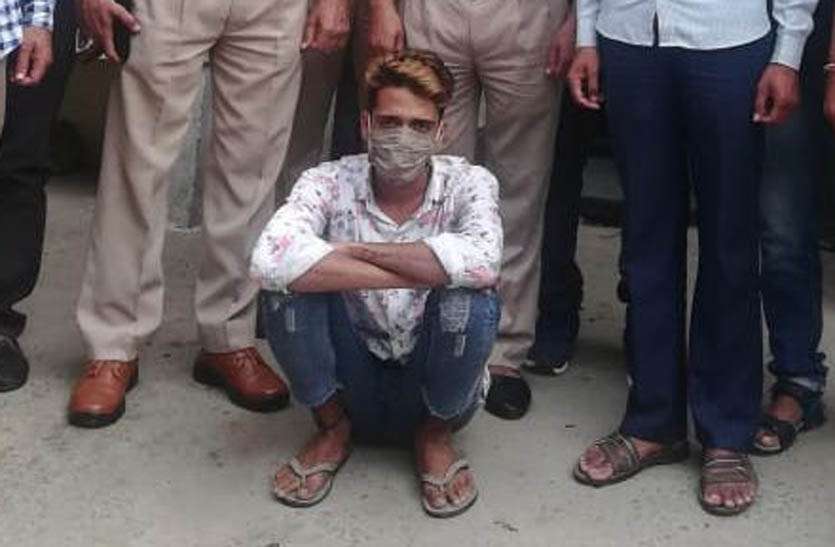 चोरी के आरोपी को किया गिरफ्तार, लाखों की नकदी व सिक्के भी किए बरामद चोरी के आरोपी को किया गिरफ्तार, लाखों की नकदी व सिक्के भी किए बरामद