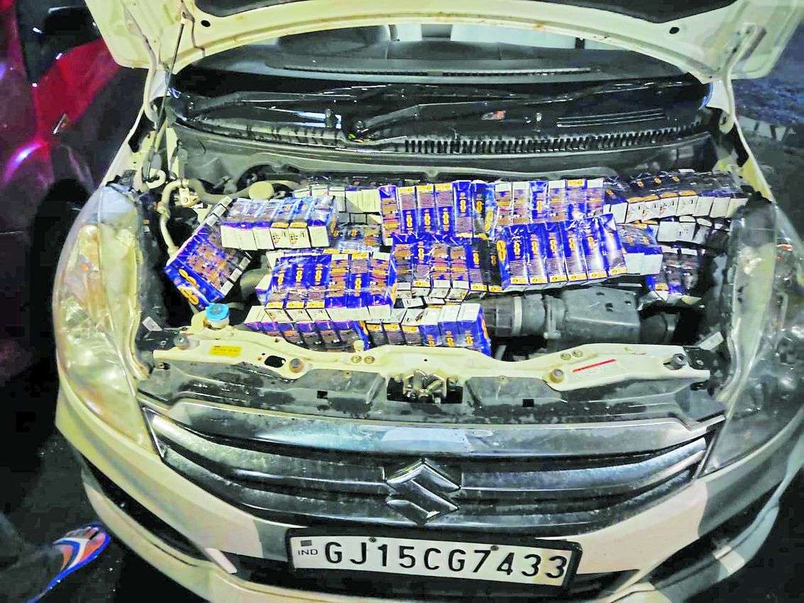 कार में शराब संग तीन गिरफ्तार