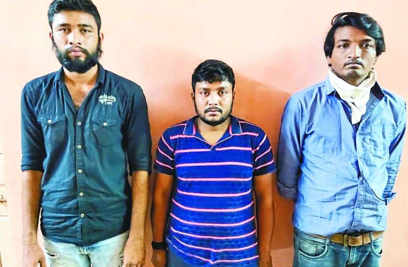 कार में शराब संग तीन गिरफ्तार कार में शराब संग तीन गिरफ्तार