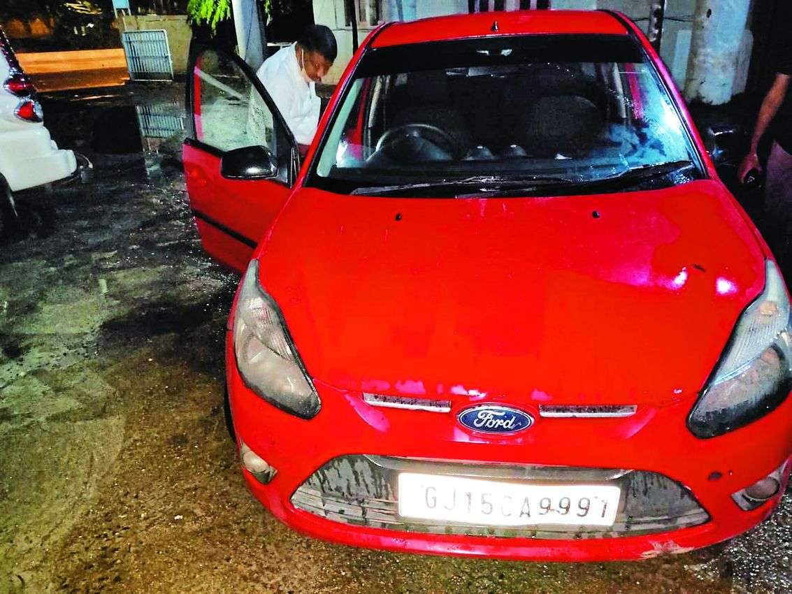 कार में शराब संग तीन गिरफ्तार