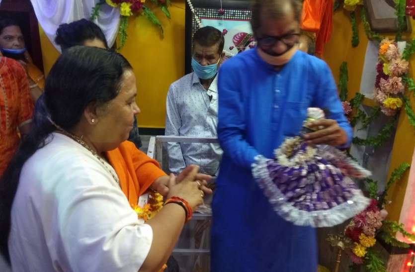 गोद में कृष्ण को लेकर राधा से मिलाने लाईं उमा भारती गोद में कृष्ण को लेकर राधा से मिलाने लाईं उमा भारती