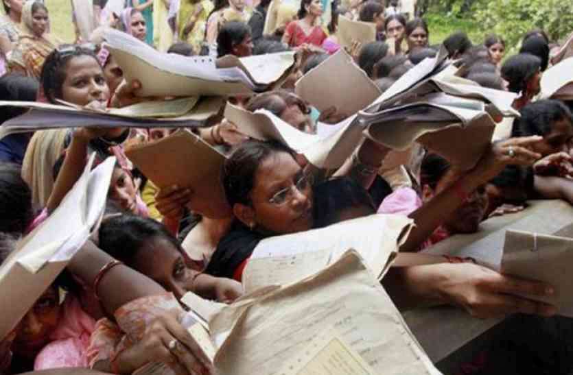 प्रदेश के बेरोजगारों की फीस भी डकार गई सरकार प्रदेश के बेरोजगारों की फीस भी डकार गई सरकार